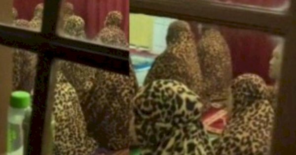 Viral, Ibu-ibu Kompak Gunakan Mukena Motif Macan Tutul 