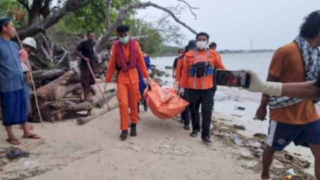 Tim SAR Gabungan tengah mengevakuasi jenazah salah satu ABK Kapal KM Yuiee Jaya 2, Sabtu (16/3/2024). (Foto: Basarnas) 