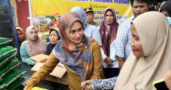 Momen Bupati Indah Layani Masyarakat Saat Gerakan Pangan Murah di Bone-bone