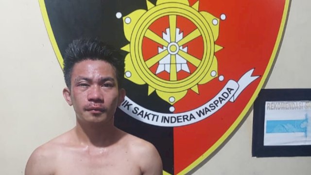 Firman (30) saat diringkus Polisi usai menganiaya ibu kandungnya. (foto: Ist) 