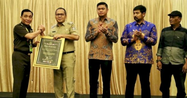 Jadi Role Model Kepala Daerah, Kejati Sulsel Beri Penghargaan Danny Pomanto