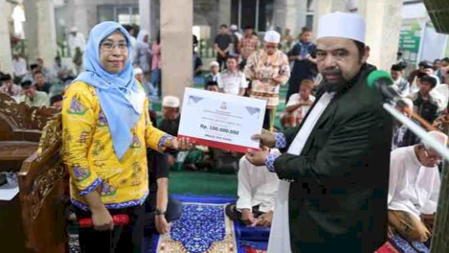 Pemkot Makassar Hibahkan Rp 100 Juta untuk Masjid Ihyatul Jamaah