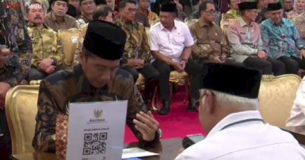 Bayar Pakai QRIS, Jokowi Hingga Sejumlah Menteri Salurkan Zakat Fitrah di Istana 