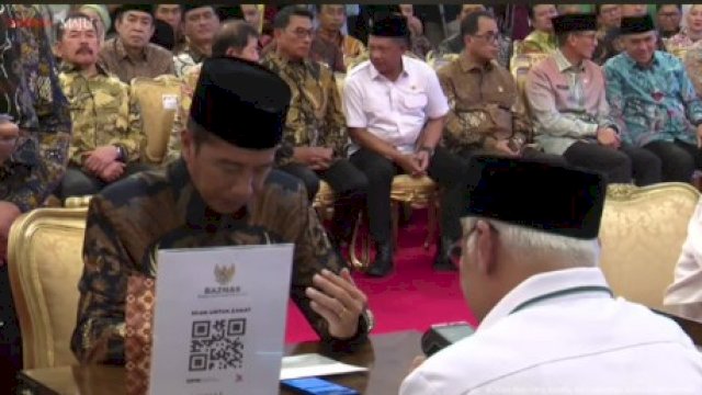 Bayar Pakai QRIS, Jokowi Hingga Sejumlah Menteri Salurkan Zakat Fitrah di Istana 