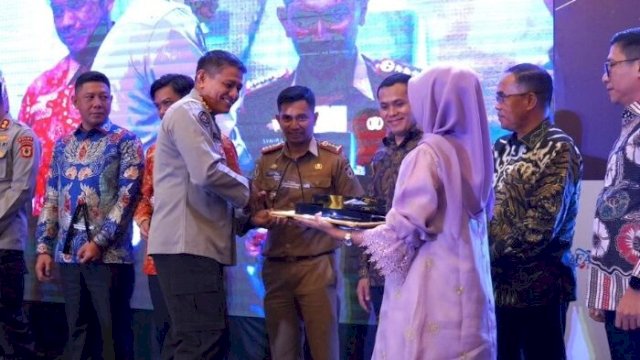 Ketua DPRD Makassar Diganjar Penghargaan SMSI Sulsel