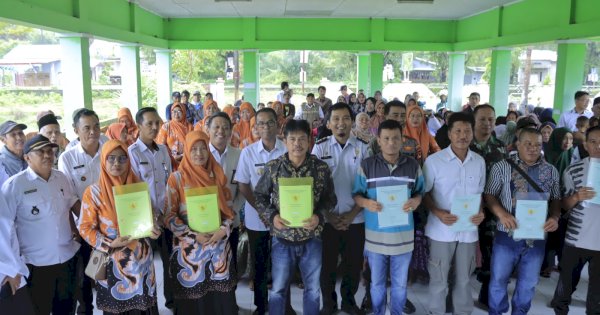 Pj Bupati Takalar Kembali Serahkan Sertifikat Gratis kepada Warga