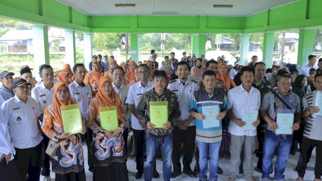Pj Bupati Takalar Kembali Serahkan Sertifikat Gratis kepada Warga