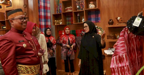 Pj Wali Kota Kunjungi Booth Pameran Kota Palopo di Incraft 2024
