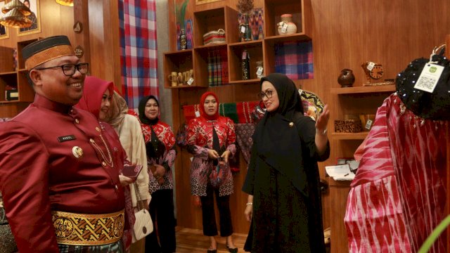 Pj Wali Kota Kunjungi Booth Pameran Kota Palopo di Incraft 2024