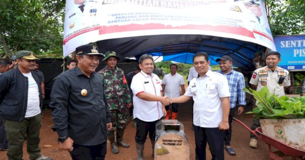 Pj Gubernur Sulsel Serahkan Alat Perajang Pisang ke Masyarakat Mare