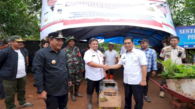 Pj Gubernur Sulsel Serahkan Alat Perajang Pisang ke Masyarakat Mare