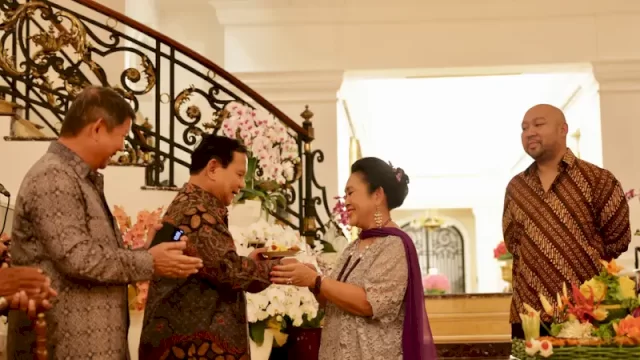 Prabowo Subianto, Ketua Umum Partai Gerindra dan calon presiden dengan suara terbanyak, menghadiri perayaan ulang tahun Siti Hediati Hariyadi, atau yang akrab disapa Titiek Soeharto.