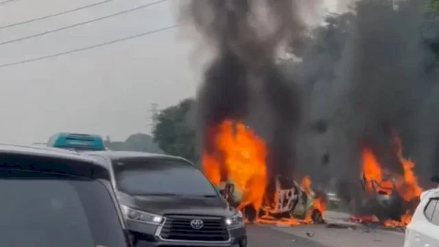 Kecelakaan Maut di Tol, 12 Penumpang Gran Max Tewas Terbakar