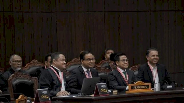 Anies Baswedan dan Muhaimin Iskandar saat menghadiri sidang sengketa Pilpres. Foto Facebook: (Rekam Jejak Mas Anies Baswedan) 