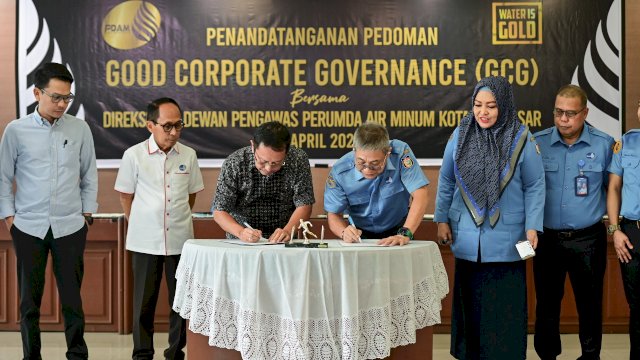 Terapkan Pedoman Tata Kelola Perusahaan Yang Baik, Direksi dan Dewas PDAM Makassar Tandatangani GCG