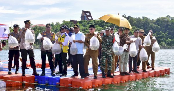 Tebar 250 Ribu Benih, Pj Gubernur Sulsel Target Wajo Jadi Pusat Ikan Air Tawar