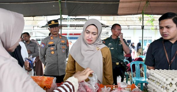 Bupati Indah Tinjau Langsung Gerakan Pangan Murah, Beras Premium Per Kilogram Cuma Rp14 Ribu