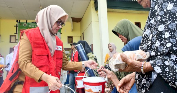 Bupati Indah Serahkan Bantuan PMI Luwu Utara Ke 77 KK 