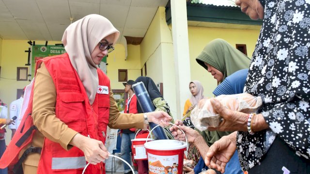 Bupati Indah Serahkan Bantuan PMI Luwu Utara Ke 77 KK 