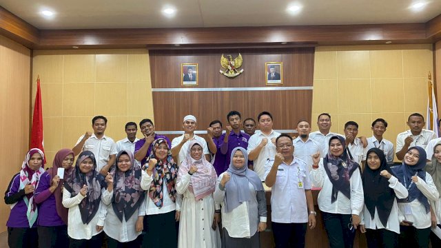 Inspektorat Provinsi Gorontalo Bagi-bagi THR ke Seluruh Karyawan