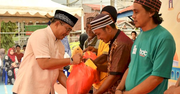 Indah Putri Indriani dan Muhammad Fauzi Bagi Ribuan Paket Sembako ke Masyarakat