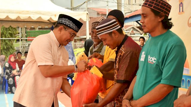 Indah Putri Indriani dan Muhammad Fauzi Bagi Ribuan Paket Sembako ke Masyarakat