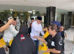 Dipimpin Langsung Taufan Pawe, Pengurus Masjid Terapung Bj Habibie Berbagi Sembako ke Kaum Dhuafa