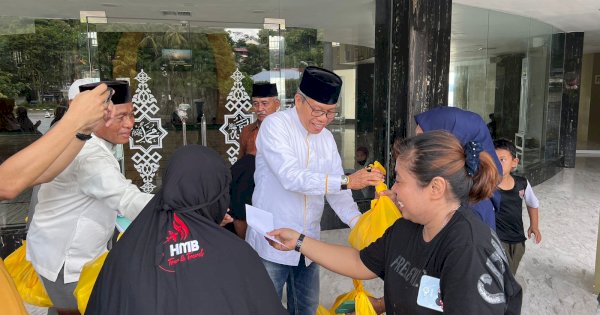 Dipimpin Langsung Taufan Pawe, Pengurus Masjid Terapung Bj Habibie Berbagi Sembako ke Kaum Dhuafa