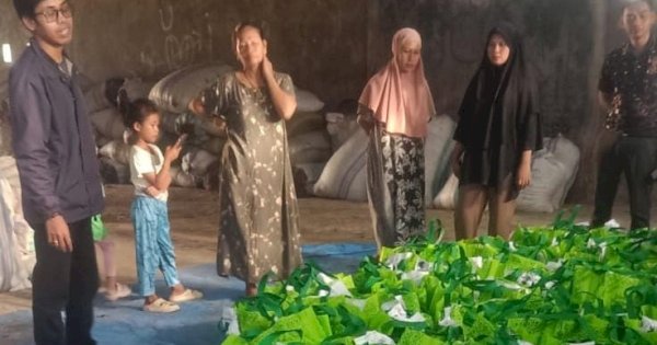 Warga Bantaeng Akui Berbagi Parcel Sudah Jadi Tradisi Tahunan Huadi Group