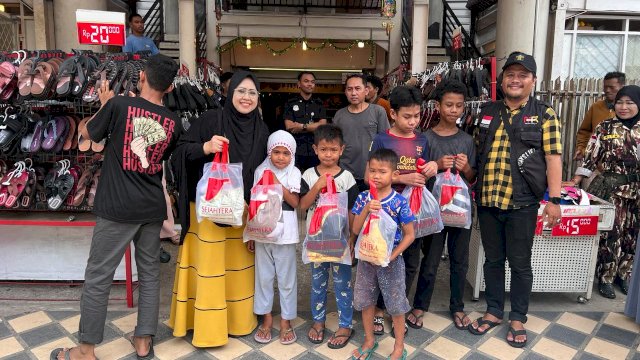 Erna Rasyid Taufan Ajak Anak Yatim-Dhuafa Belanja Baju Lebaran