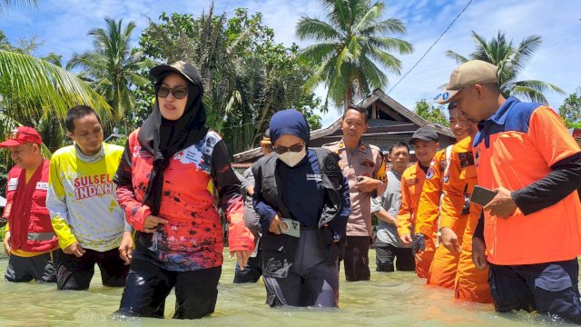Pengujung Ramadan, Indah Tinjau Wilayah Terdampak Banjir di Baebunta Selatan