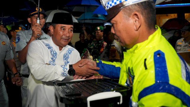 Pj Gubernur Bahtiar dan Forkopimda Pantau Keamanan dan Bagikan Paket Lebaran di Malam Takbiran