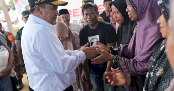 Pj Gubernur Sulsel Kunjungi Lokasi Banjir di Suli, Beri Bantuan Sembako ke Warga Terdampak