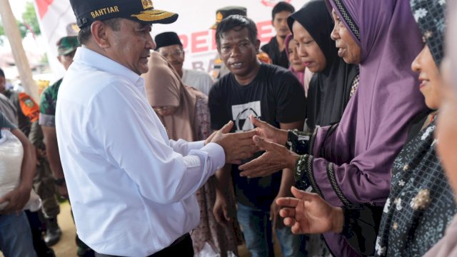 Pj Gubernur Sulsel Kunjungi Lokasi Banjir di Suli, Beri Bantuan Sembako ke Warga Terdampak