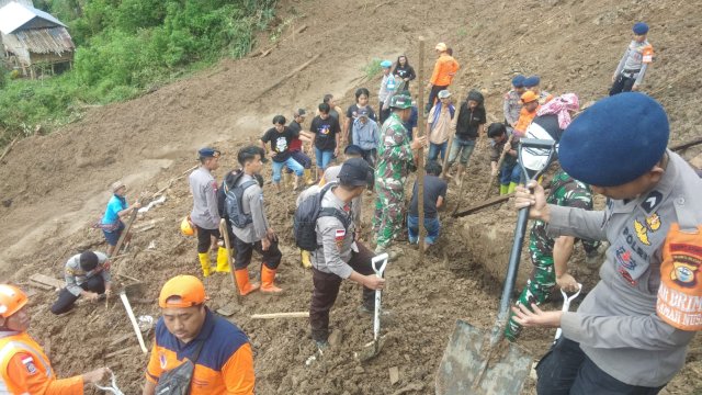 Tim SAR Gabungan kembali melakukan pencarian dua korban tana longsor di Tana Toraja, Senin (15/4/2024). (foto: Basarnas Makassar) 