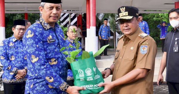 Hari Kesadaran Nasional, Pj Gubernur Sulsel Serahkan 4.100 Bibit Pohon dan 2.341 SK PPPK