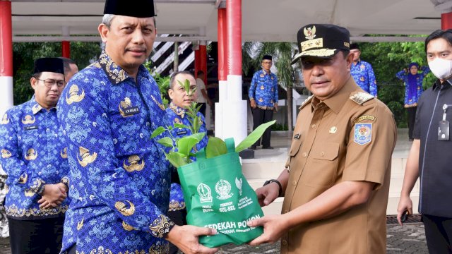 Hari Kesadaran Nasional, Pj Gubernur Sulsel Serahkan 4.100 Bibit Pohon dan 2.341 SK PPPK