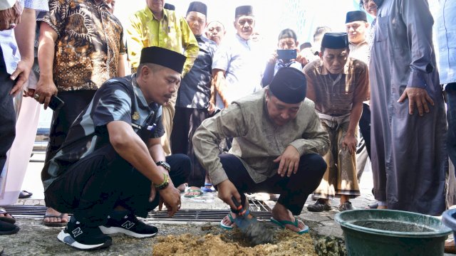 Bahtiar Baharuddin Lakukan Peletakan Batu Pertama Pembangunan Menara Masjid Nurul Ilmi Himal SMPPSMADAGA Bone 