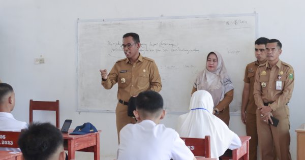 Pantau Ujian Sekolah Berbasis Digital di Takalar, Setiawan Aswad Beri Wejangan ke Siswa-Siswi 