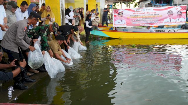 Penjabat Gubernur Sulsel Kunjungi Soppeng, Tebar 160 Ribu Benih Ikan di Salomate