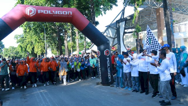 Setiawan Aswad Ikut Gerak Jalan Santai Sambu Hari Pendidikan Nasional 