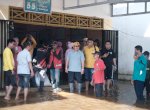 Legislator Senayan Muhammad Fauzi Serahkan Langsung Paket Sembako untuk Korban Banjir