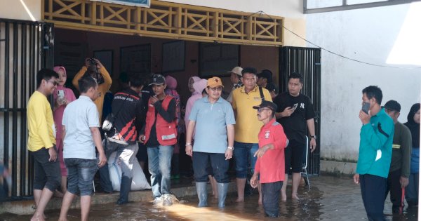 Legislator Senayan Muhammad Fauzi Serahkan Langsung Paket Sembako untuk Korban Banjir