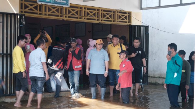 Anggota DPR RI Dapil Sulsel III, Muhammad Fauzi menyalurkan 1.000 paket sembako untuk korban banjir di sejumlah titik di Kabupaten Luwu Utara, pada Sabtu (27/4/2024).