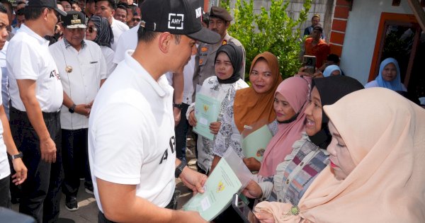 Pj Gubernur Bahtiar Baharuddin Dampingi Menteri AHY Serahkan 50 Sertifikat Hasil PTSL di Gowa