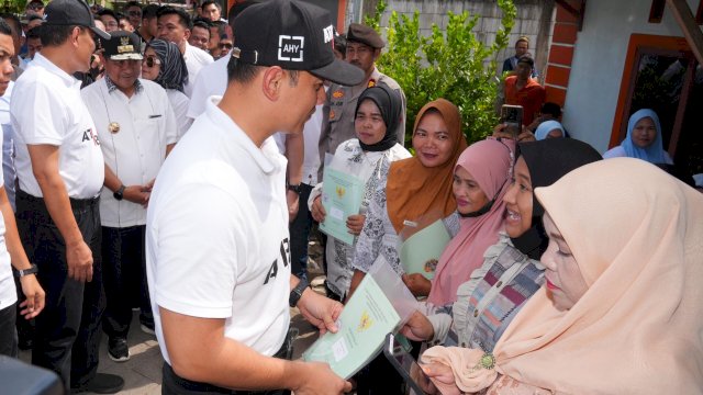 Pj Gubernur Bahtiar Baharuddin Dampingi Menteri AHY Serahkan 50 Sertifikat Hasil PTSL di Gowa