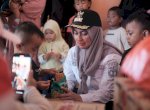 Bupati Indah Salurkan Langsung Bantuan Paket ke Warga Terdampak Banjir di Luwu Utara