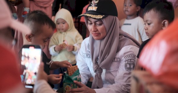 Bupati Indah Salurkan Langsung Bantuan Paket ke Warga Terdampak Banjir di Luwu Utara