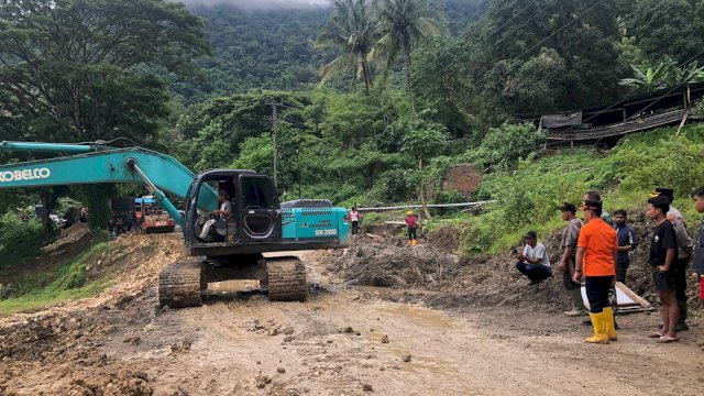 Arus Lalu Lintas Trans Sulawesi Enrekang-Toraja Macet hingga 5 Kilometer