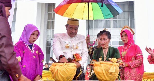 Pj Gubernur Sulsel Ikuti Ritual Adat Mappacekke Wanua Sebelum Perayaan HUT Palopo Ke-22